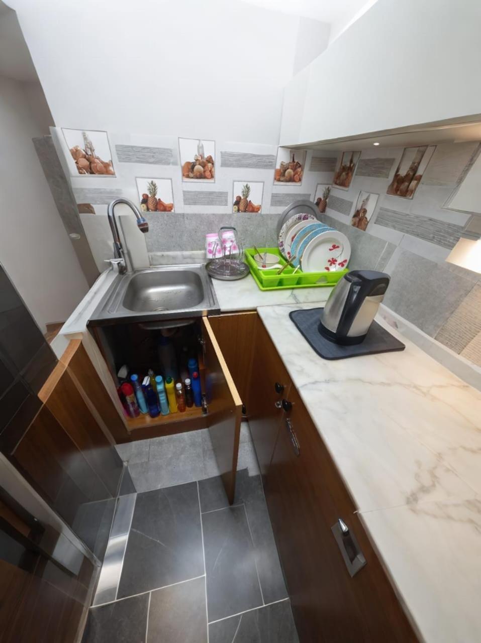 Alharaki Capsule Bed & Breakfast Dubai Bagian luar foto